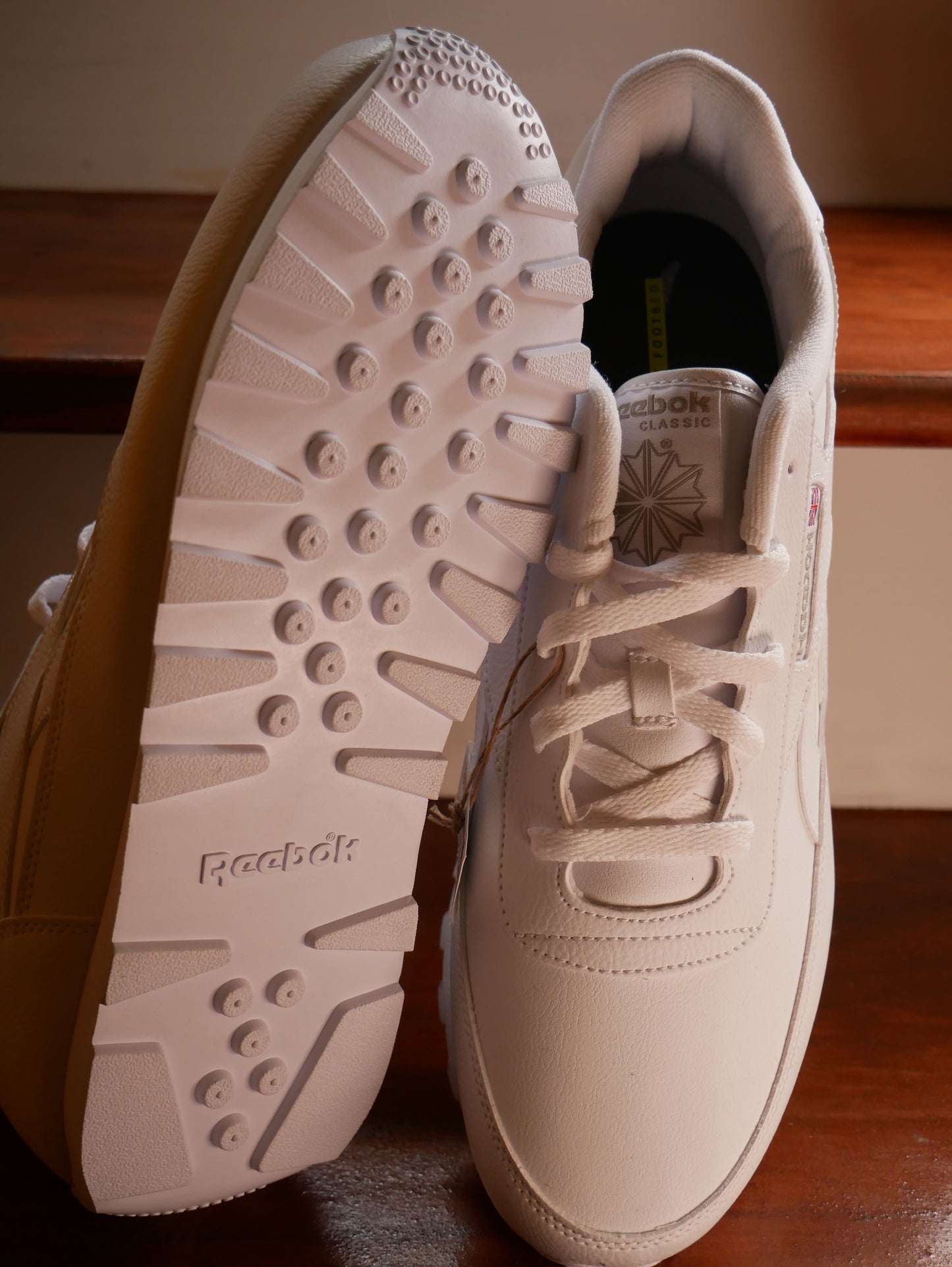 REEBOK CLASSIC LOW TOP SNEAKERS (WHITE)/ NEW