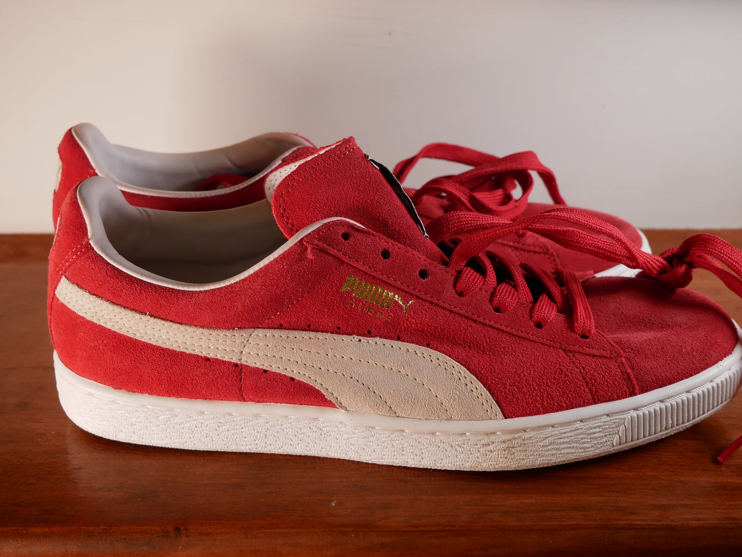 PUMA SUEDE LOW TOP SNEAKERS (RED)/NEW
