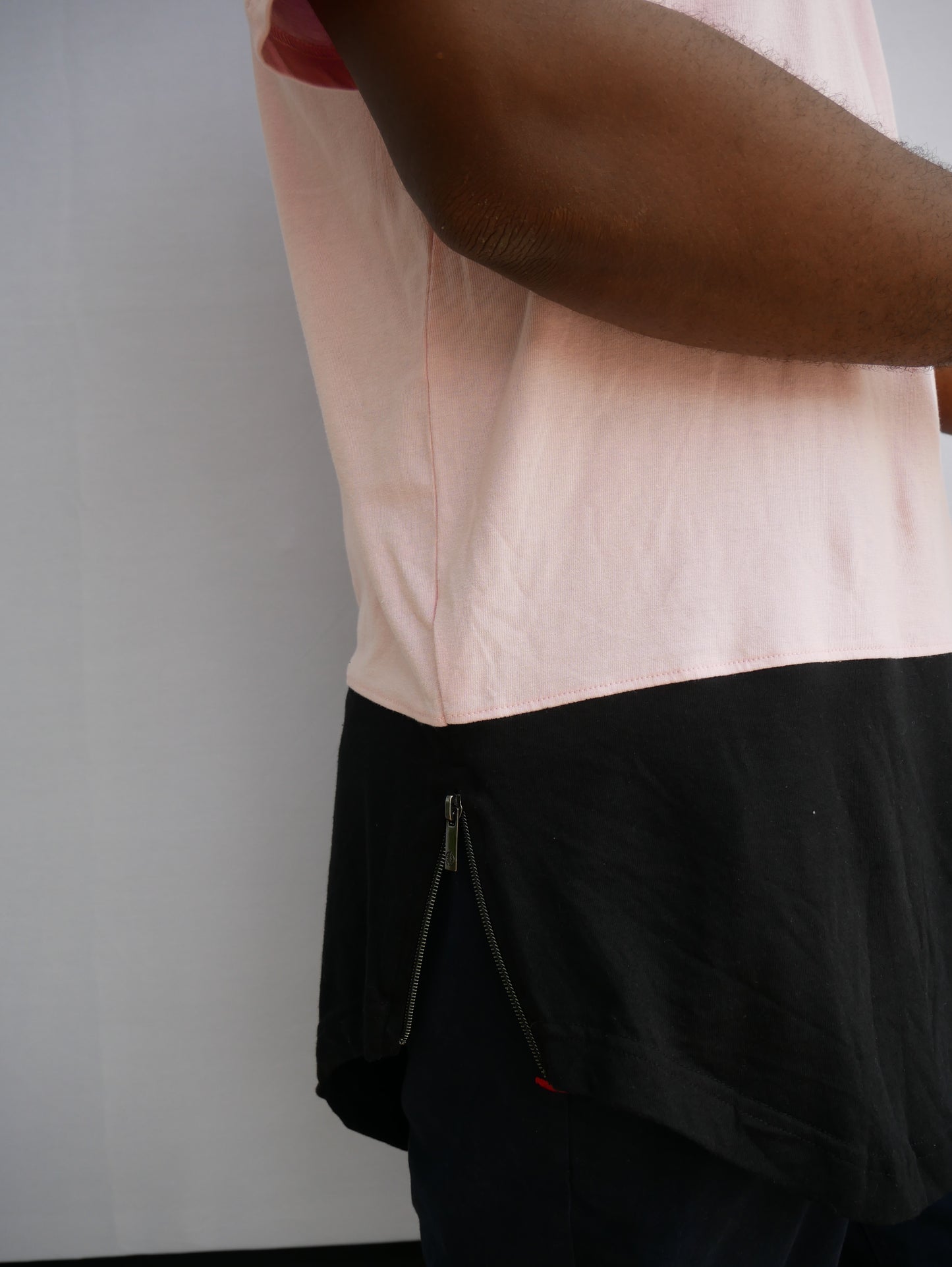 AKADEMIKS TWO-TONE PINK & BLACK T-SHIRT/NEW